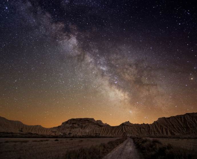 Céu noturno estrelado sem poluição luminosa